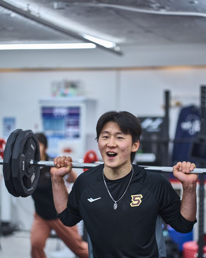 바벨을 어깨에 올리고 웃는 회원