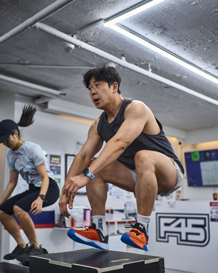 박스 점프를 하는 회원